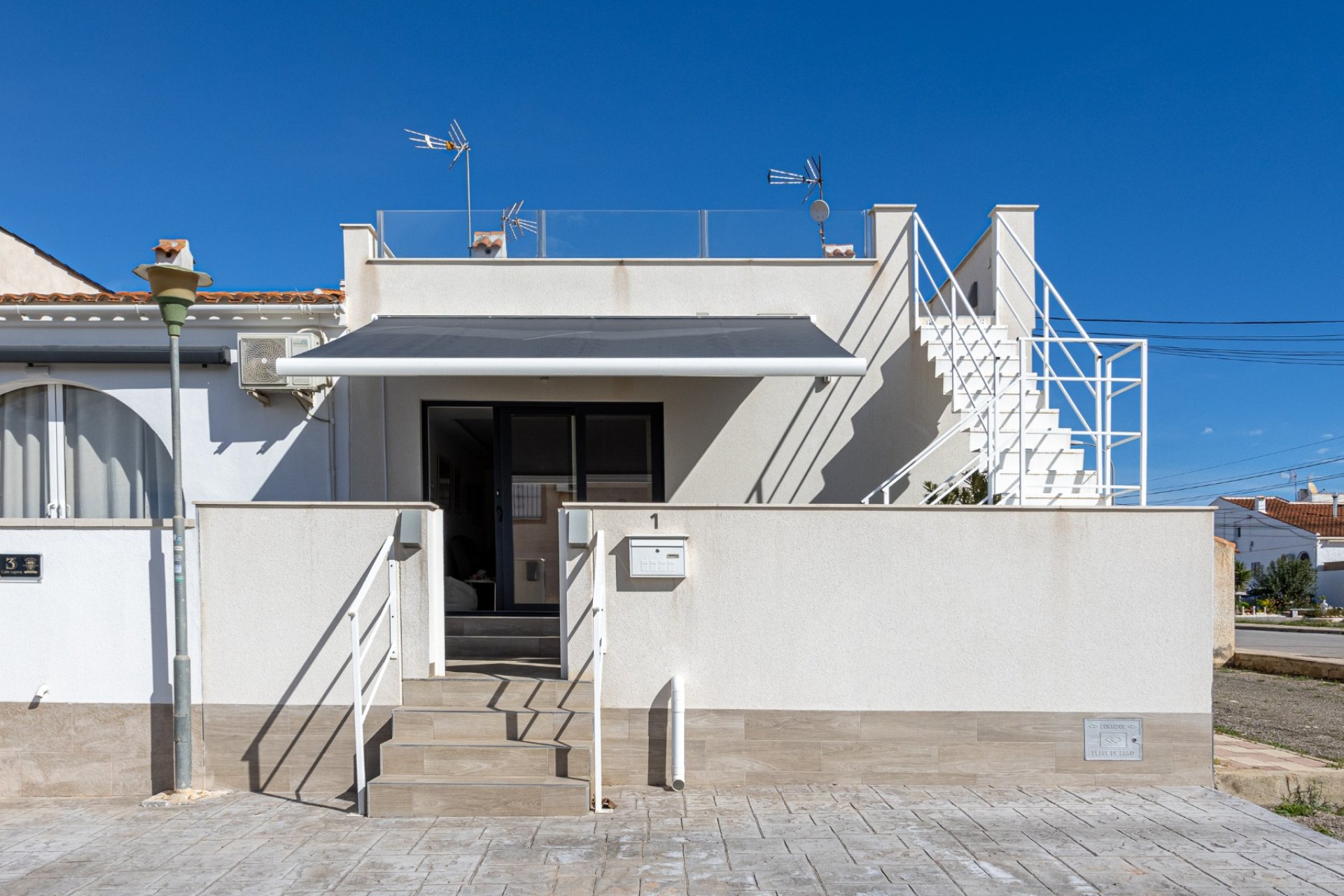 Reventa - Casa adosada -
Torrevieja - Urbanización San Luis