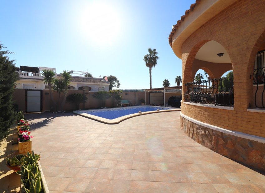 Reventa - Independiente / Villa -
Benijofar - Monte Azul