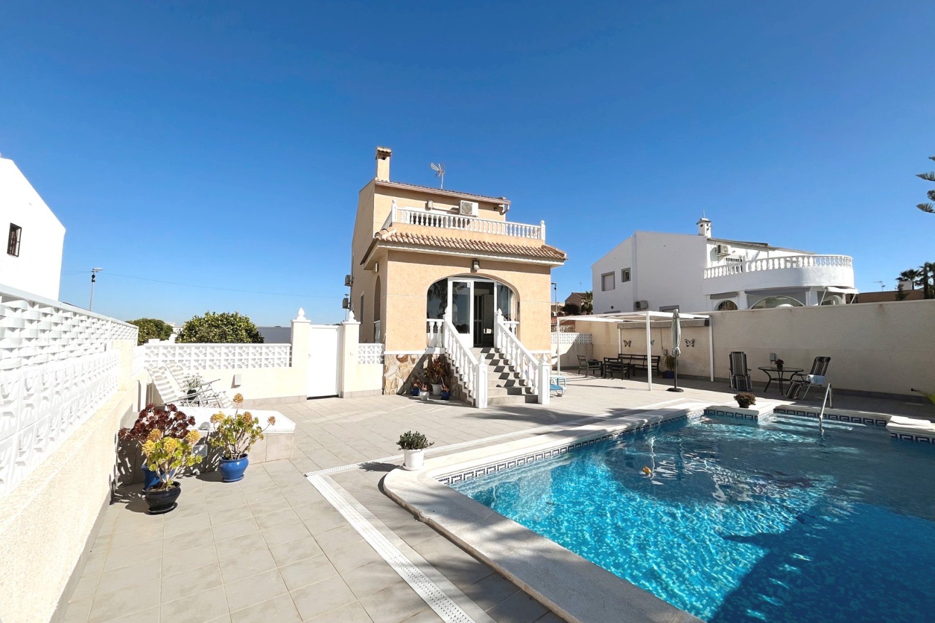 Reventa - Independiente / Villa -
Benijofar - Monte Azul