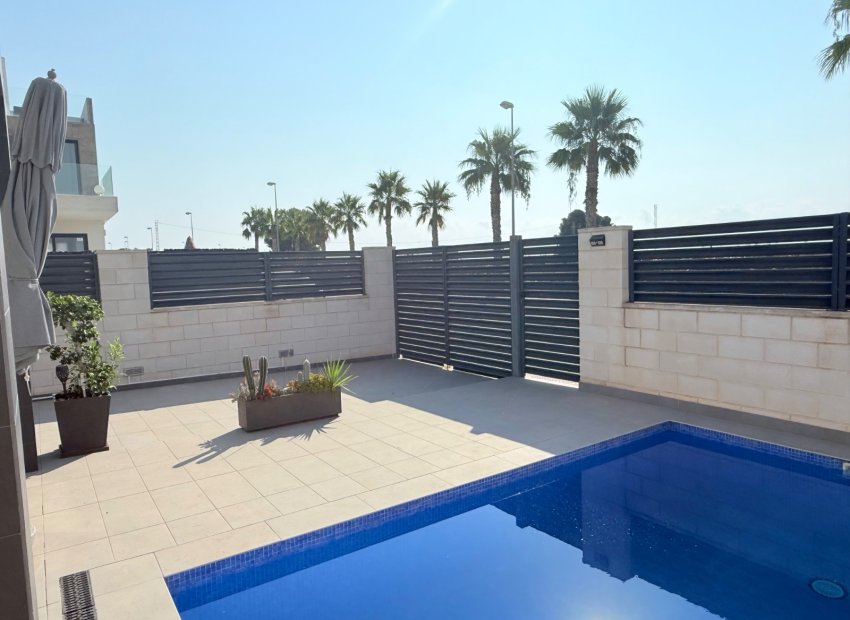 Reventa - Independiente / Villa -
Ciudad Quesada - Rojales - Pueblo Bravo