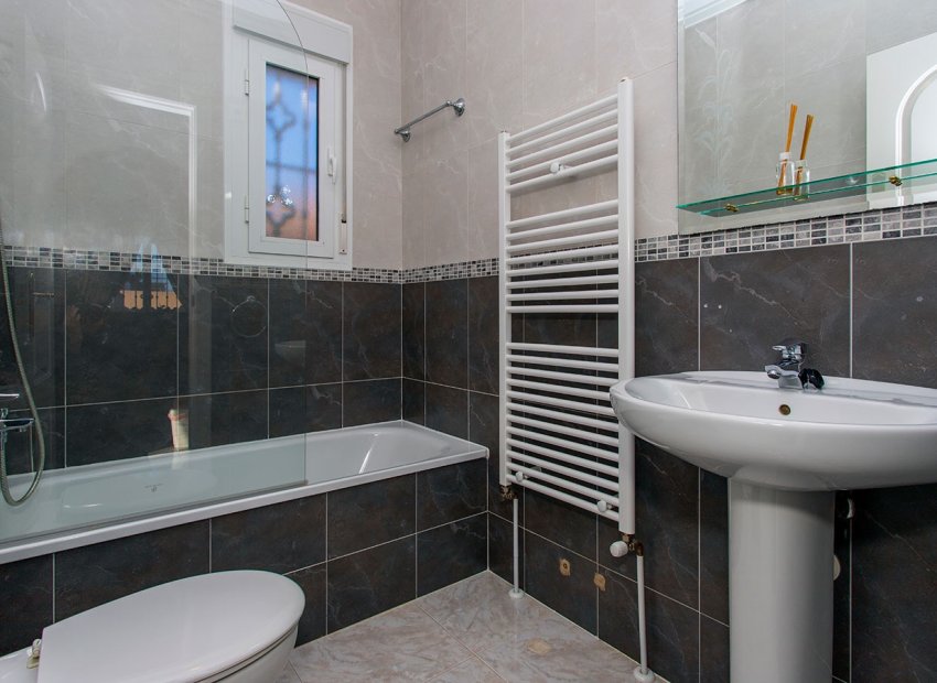 Reventa - Independiente / Villa -
Ciudad Quesada - Rojales - Pueblo