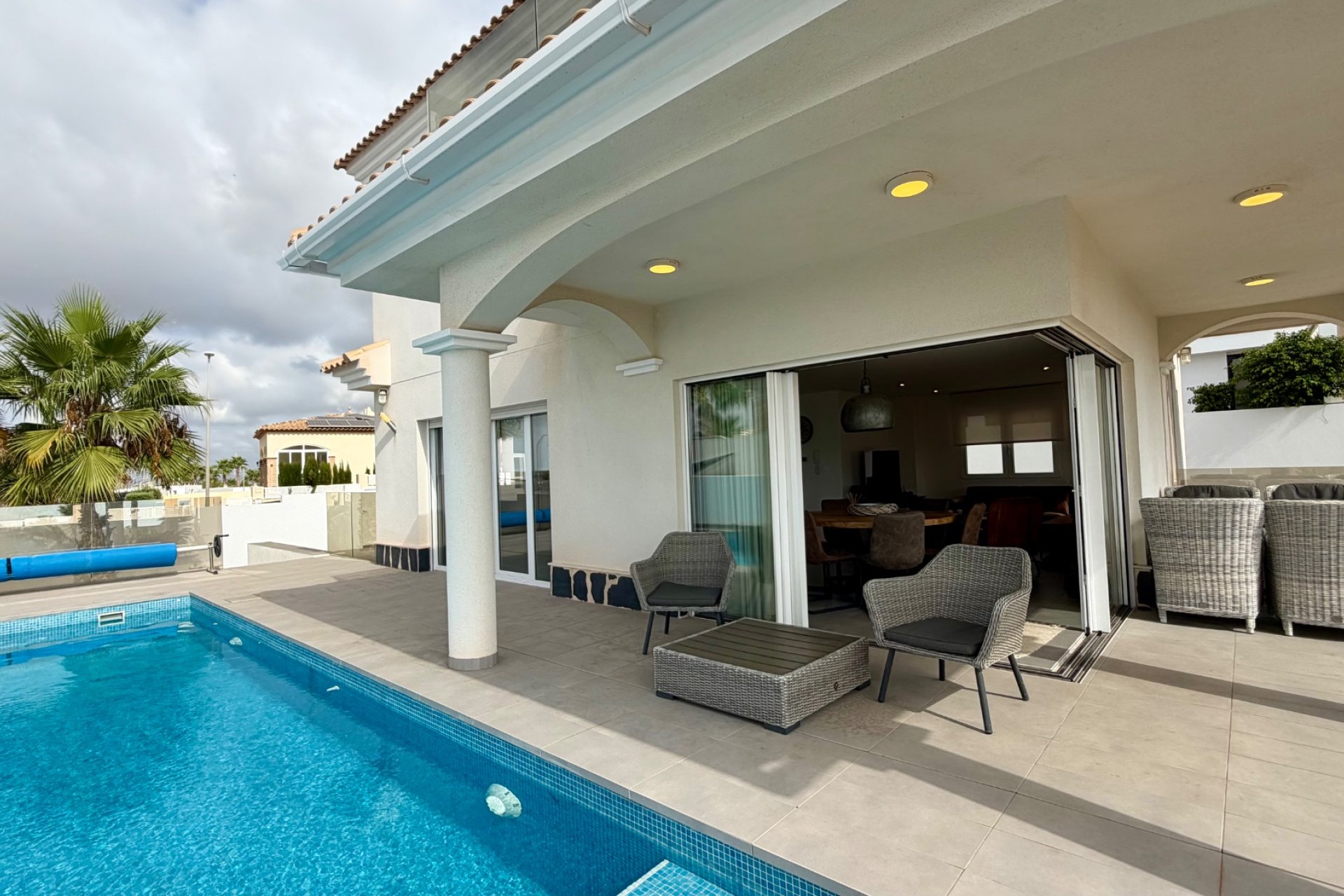 Reventa - Independiente / Villa -
La Marina