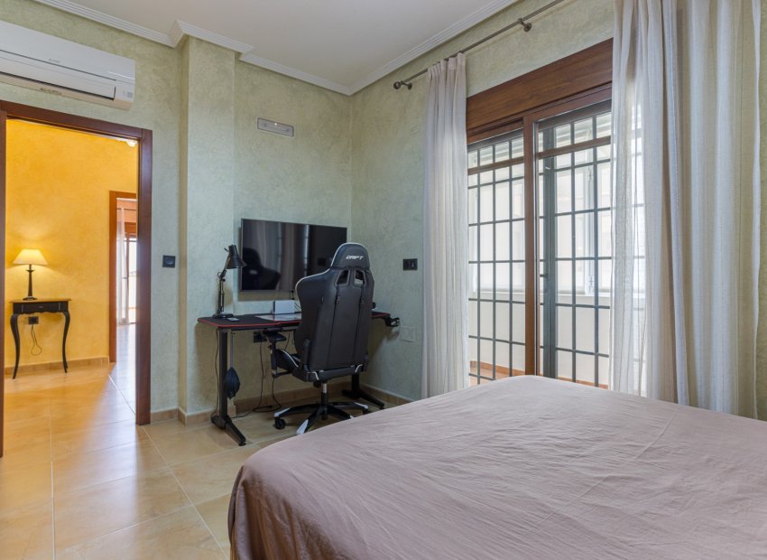 Reventa - Independiente / Villa -
Los Montesinos - La Herrada