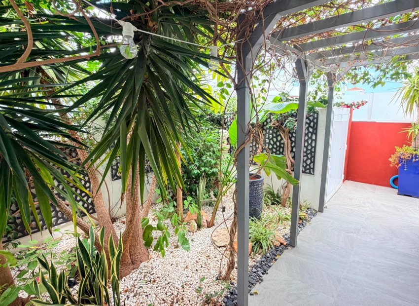 Reventa - Independiente / Villa -
Los Montesinos - La Herrada