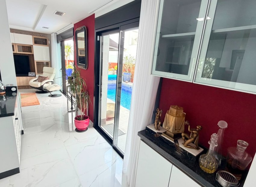 Reventa - Independiente / Villa -
Los Montesinos - La Herrada