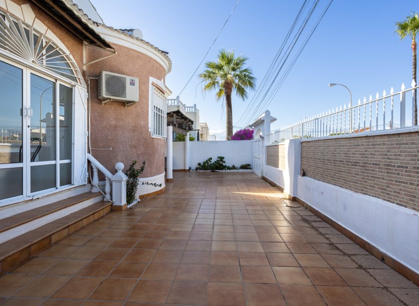 Reventa - Independiente / Villa -
Torrevieja - Urbanización San Luis