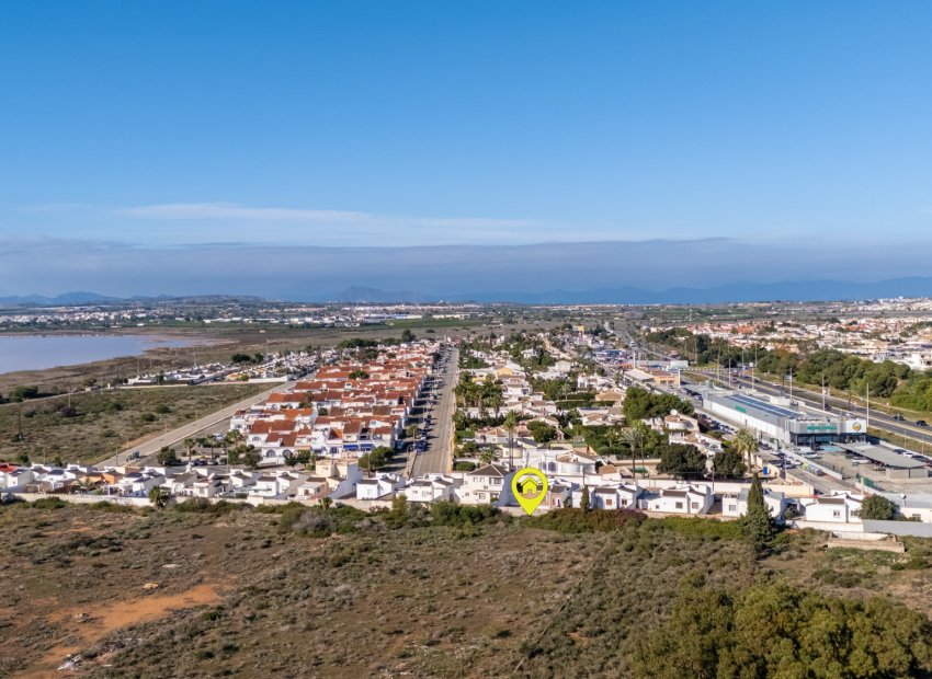Reventa - Independiente / Villa -
Torrevieja - Urbanización San Luis