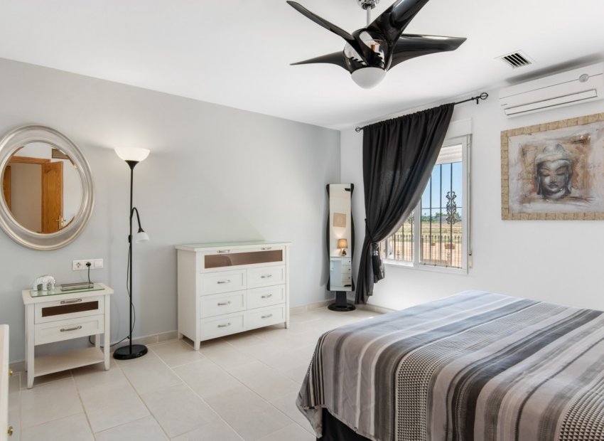 Revente - Propriété à la campagne -
Catral