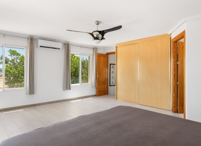 Revente - Propriété à la campagne -
Catral