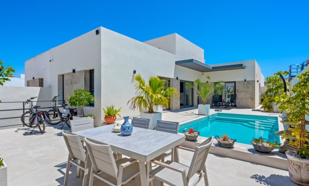 Vrijstaande woning / Villa - Herverkoop - Daya Nueva -
                Costa Blanca South