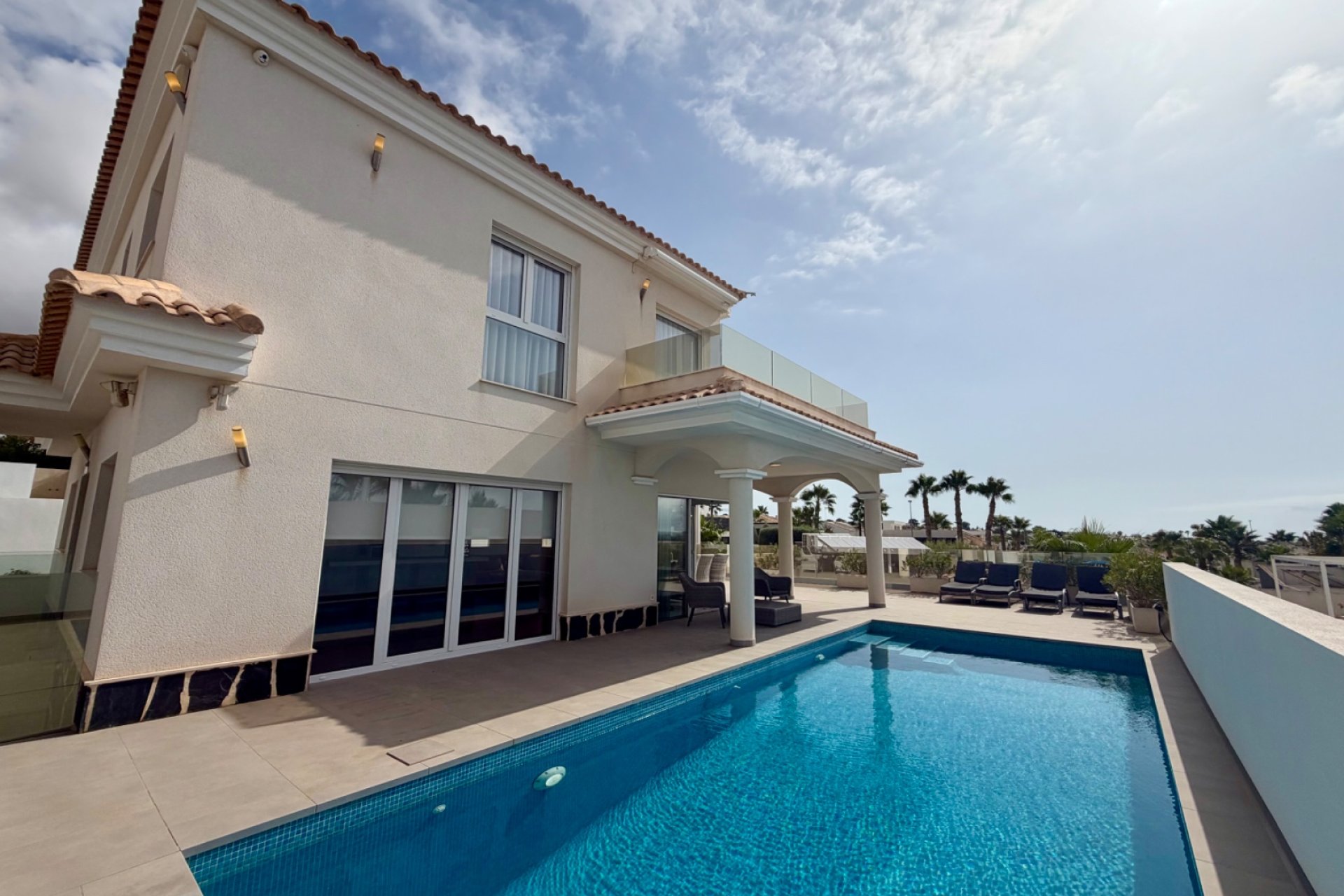 Wiederverkauf - Freistehend / Villa -
La Marina