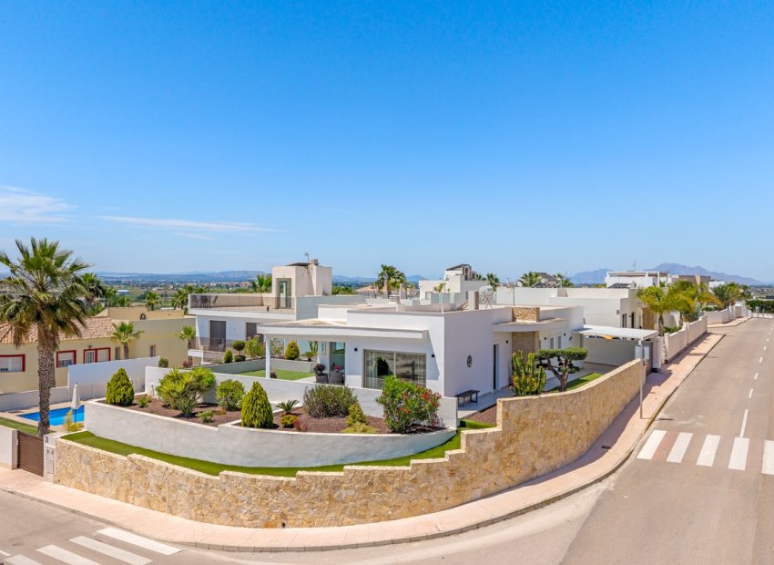 Wiederverkauf - Freistehend / Villa -
La Marina