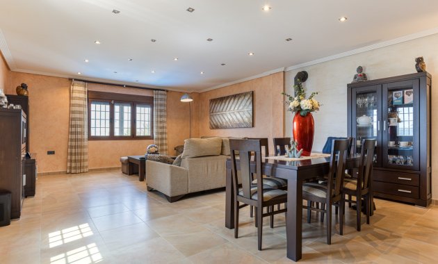 Reventa - Independiente / Villa -
Los Montesinos - La Herrada