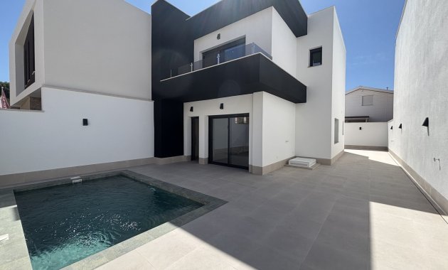 Obra nueva - Independiente / Villa -
Heredades