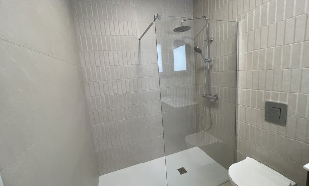 Obra nueva - Independiente / Villa -
Heredades