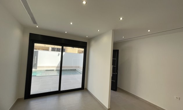 Obra nueva - Independiente / Villa -
Heredades