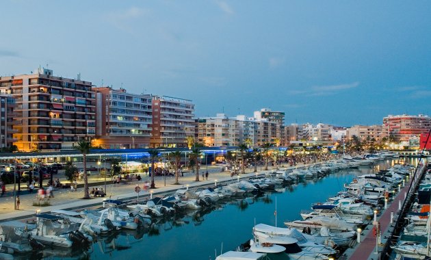 Neue Gebäude - Apartment -
Alicante (Alacant)