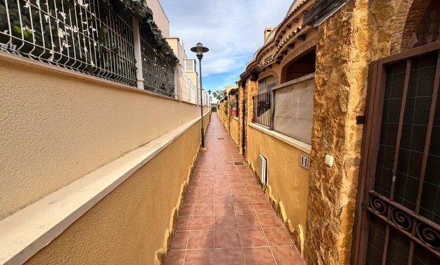 Reventa - Casa adosada -
Guardamar del Segura - Urbanizaciones