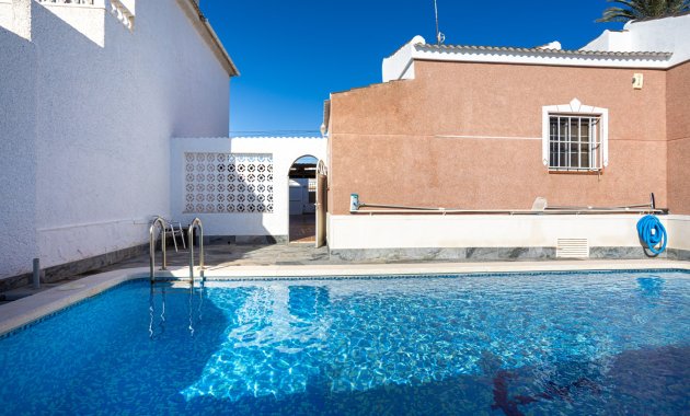 Herverkoop - Vrijstaande woning / Villa -
Torrevieja - Urbanización San Luis