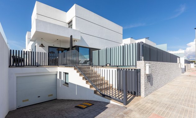 Herverkoop - Geschakelde Villa -
Dolores