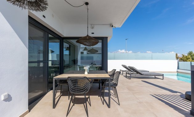 Herverkoop - Geschakelde Villa -
Dolores