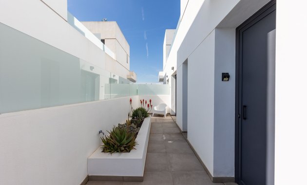 Herverkoop - Geschakelde Villa -
Dolores