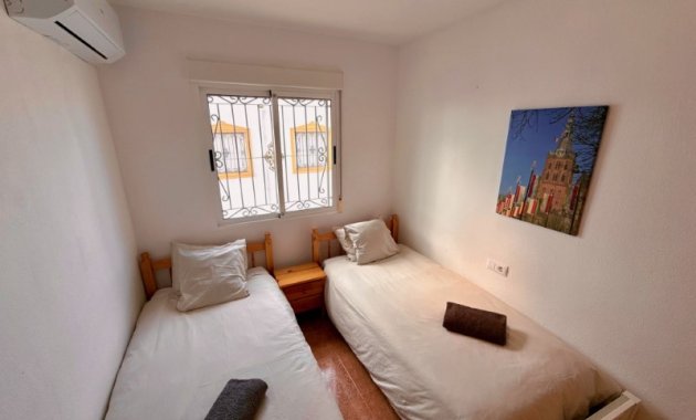 Herverkoop - Geschakelde Villa -
Orihuela - Desamparados - Hurchillo - Torremendo