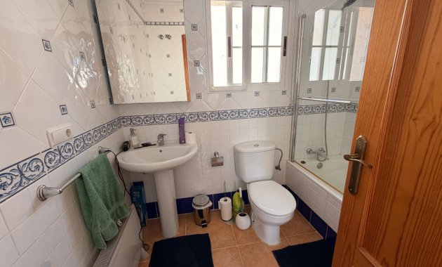 Herverkoop - Rijwoning -
El Raso