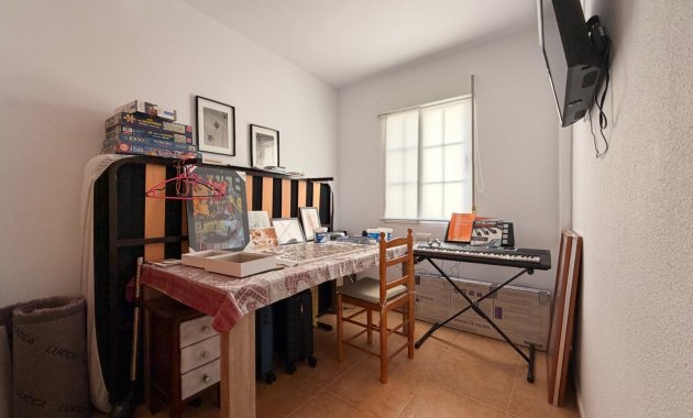 Herverkoop - Rijwoning -
El Raso