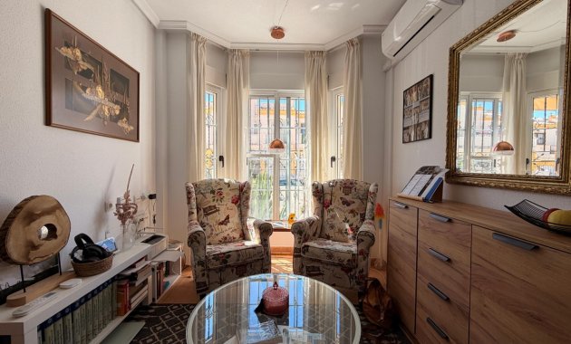 Herverkoop - Rijwoning -
El Raso