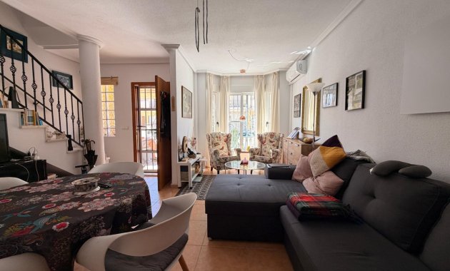 Herverkoop - Rijwoning -
El Raso