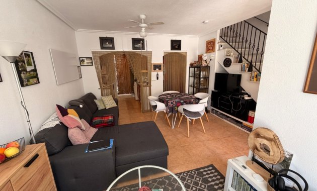 Herverkoop - Rijwoning -
El Raso