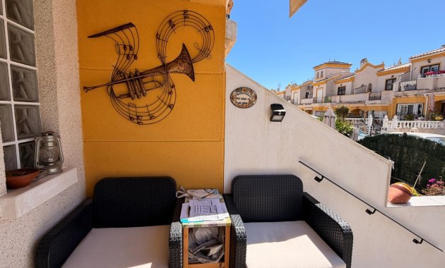 Herverkoop - Rijwoning -
El Raso