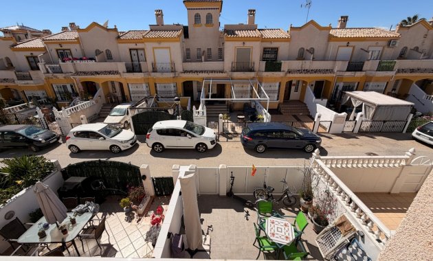 Herverkoop - Rijwoning -
El Raso