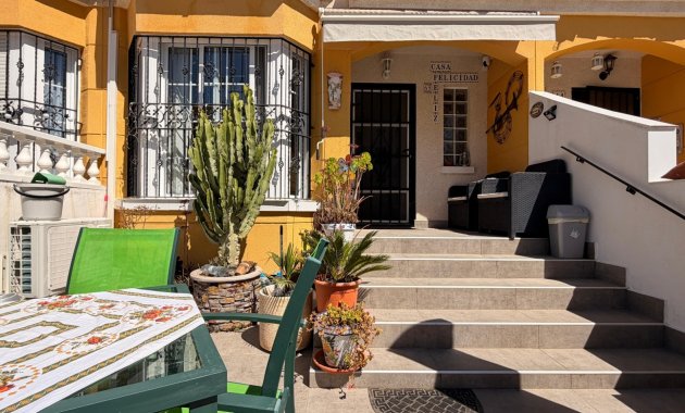 Herverkoop - Rijwoning -
El Raso