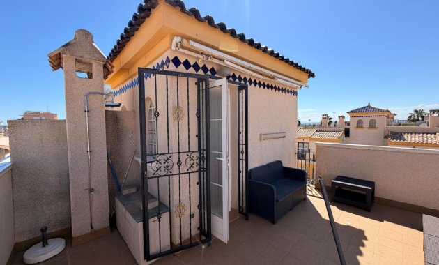 Herverkoop - Rijwoning -
El Raso