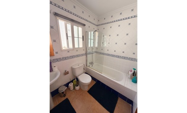 Herverkoop - Rijwoning -
El Raso