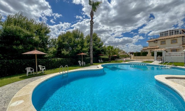 Herverkoop - Geschakelde Villa -
Orihuela Costa - La Zenia