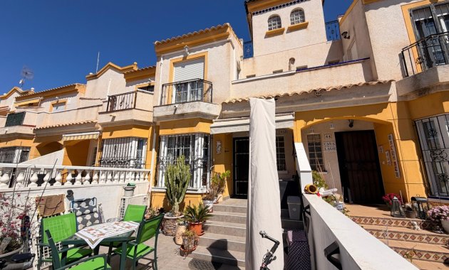 Herverkoop - Rijwoning -
El Raso