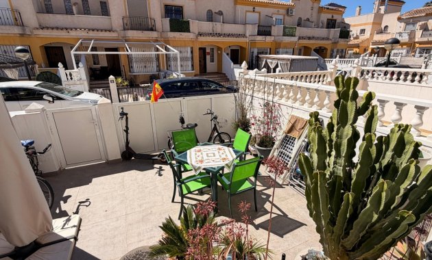 Herverkoop - Rijwoning -
El Raso