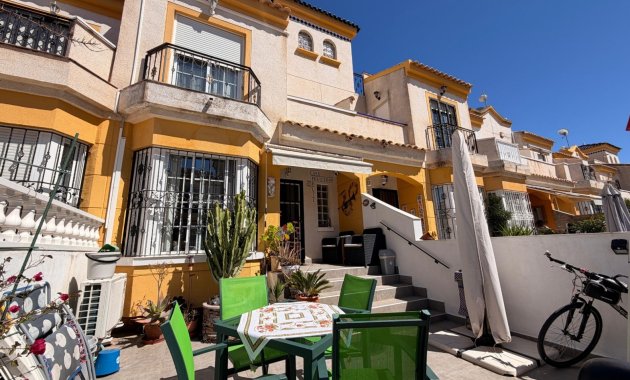 Herverkoop - Rijwoning -
El Raso