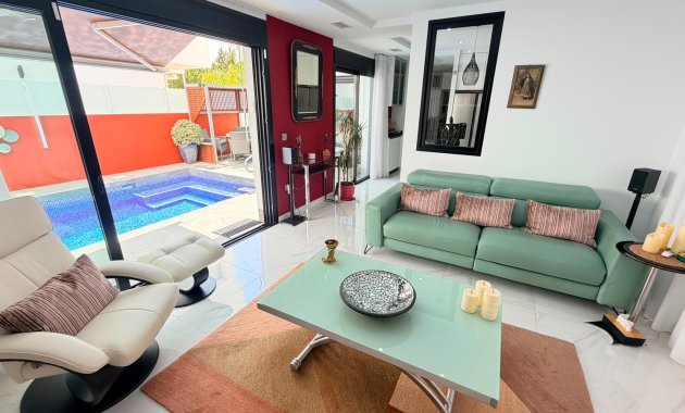 Herverkoop - Vrijstaande woning / Villa -
Los Montesinos - La Herrada