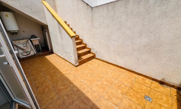 Herverkoop - Rijwoning -
Daya Nueva