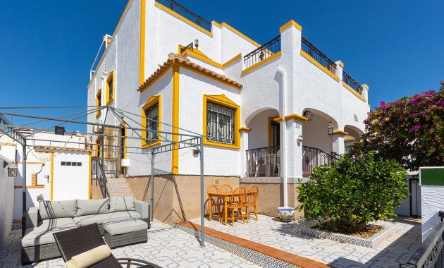 Herverkoop - Geschakelde Villa -
Orihuela - Vistabella Golf