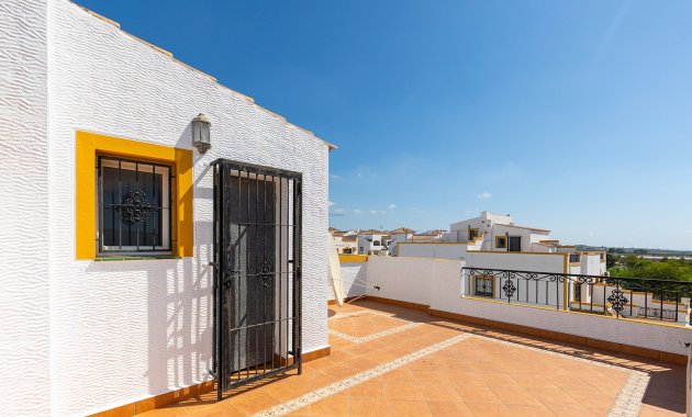 Herverkoop - Geschakelde Villa -
Orihuela - Vistabella Golf