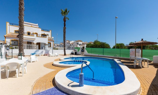 Herverkoop - Geschakelde Villa -
Orihuela - Vistabella Golf