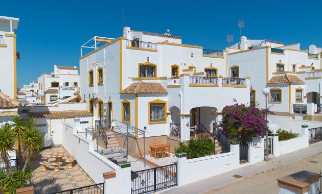 Herverkoop - Geschakelde Villa -
Orihuela - Vistabella Golf