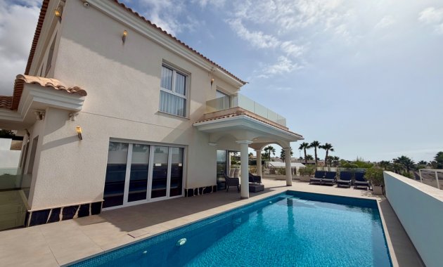 Wiederverkauf - Freistehend / Villa -
La Marina
