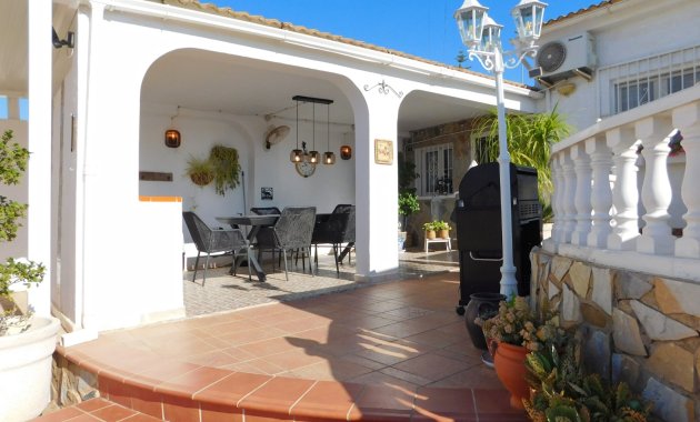 Herverkoop - Geschakelde Villa -
Torrevieja - San Luis