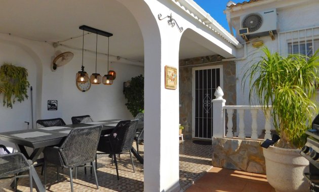 Herverkoop - Geschakelde Villa -
Torrevieja - San Luis